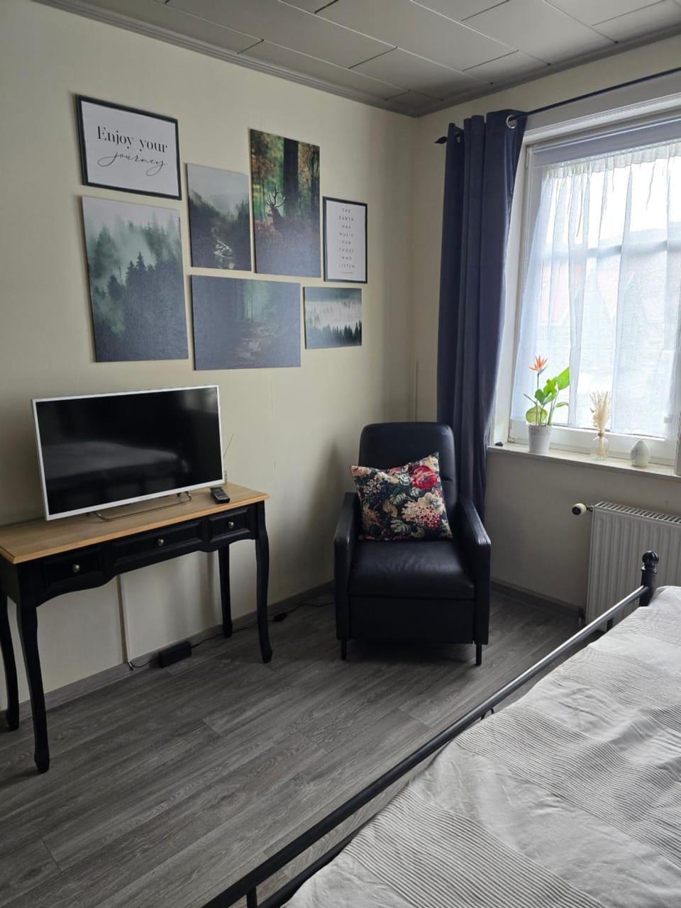 Bed, TV and multimedia, Photo of the whole room, Bedroom