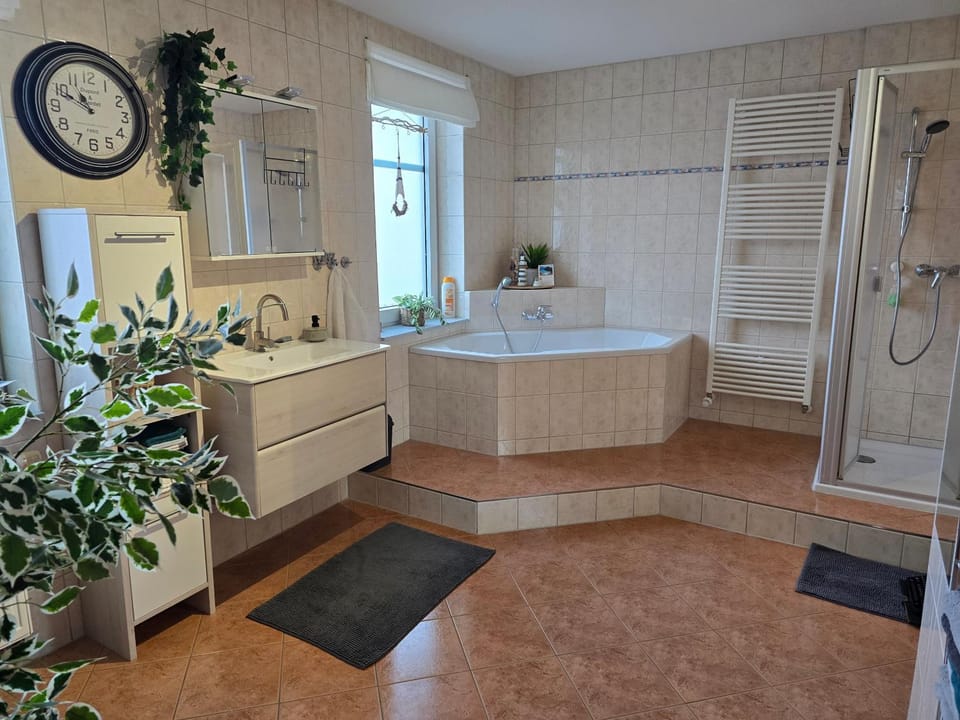 Shower, Bathroom, Bath, towels