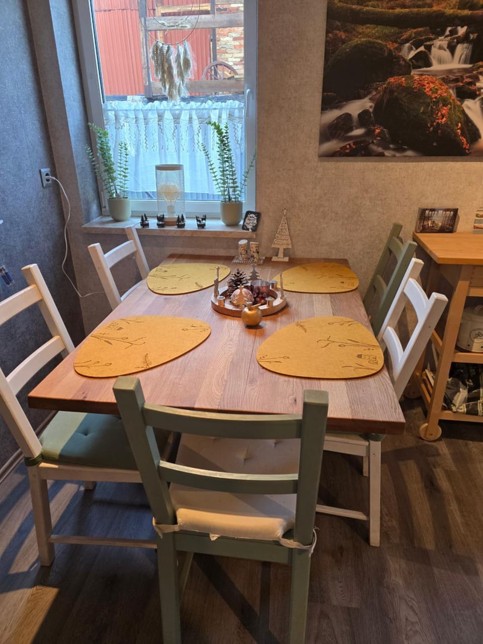 Kitchen or kitchenette, Dining area