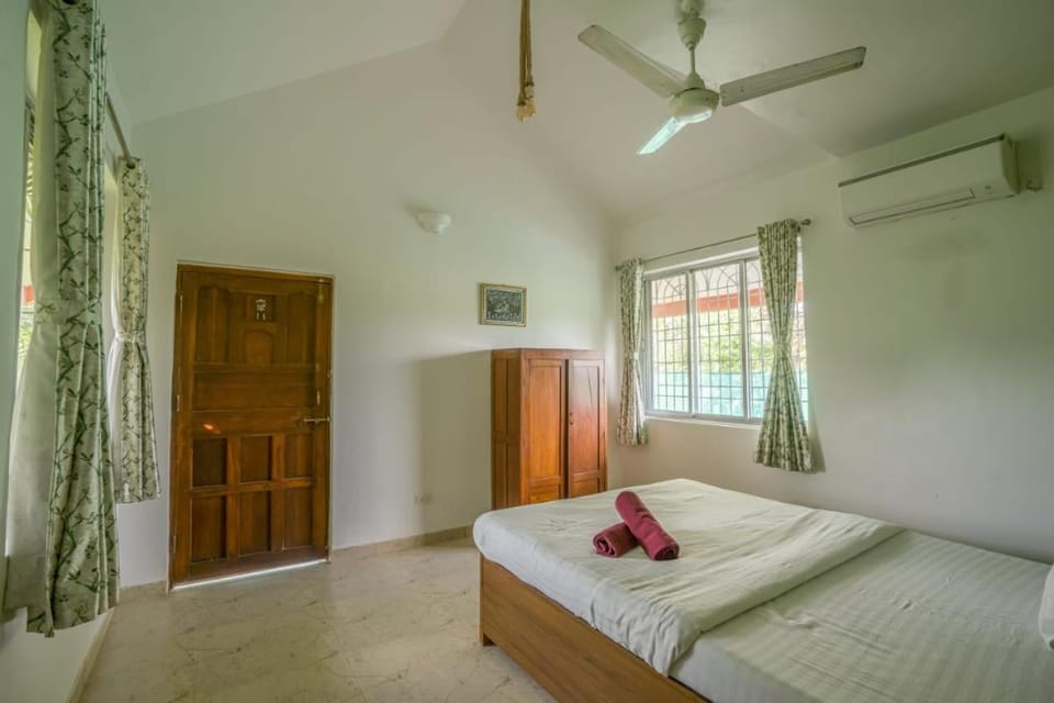 Bed, Photo of the whole room, Bedroom, towels, wardrobe, air conditioner