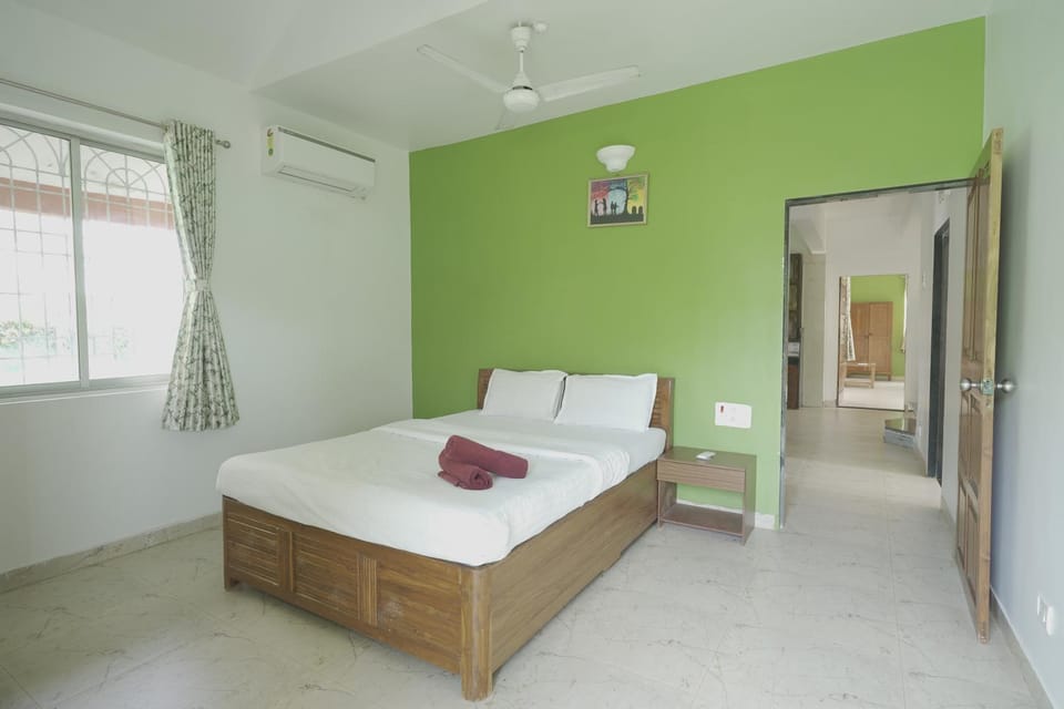 Bed, Photo of the whole room, Bedroom, towels, air conditioner