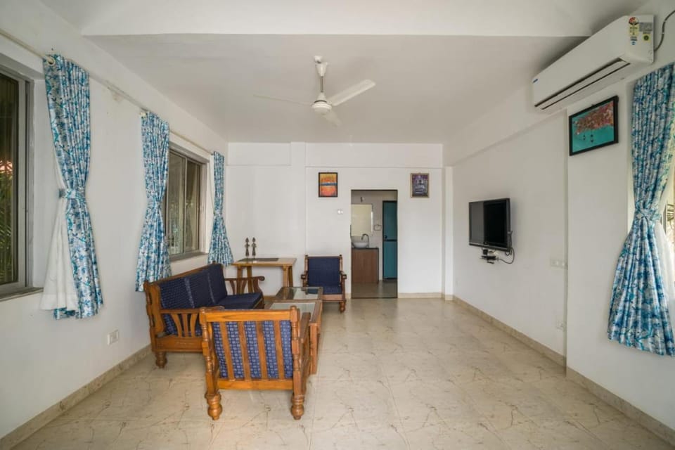 TV and multimedia, Living room, Seating area, Dining area, Evening entertainment, air conditioner