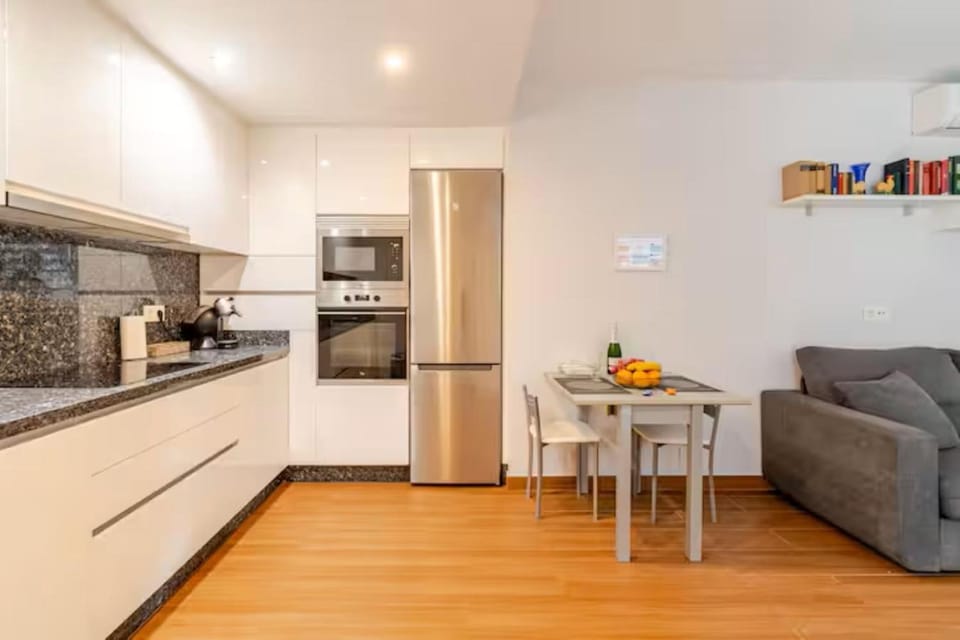 Coffee/tea facilities, Living room, Seating area, Dining area, Food, stove