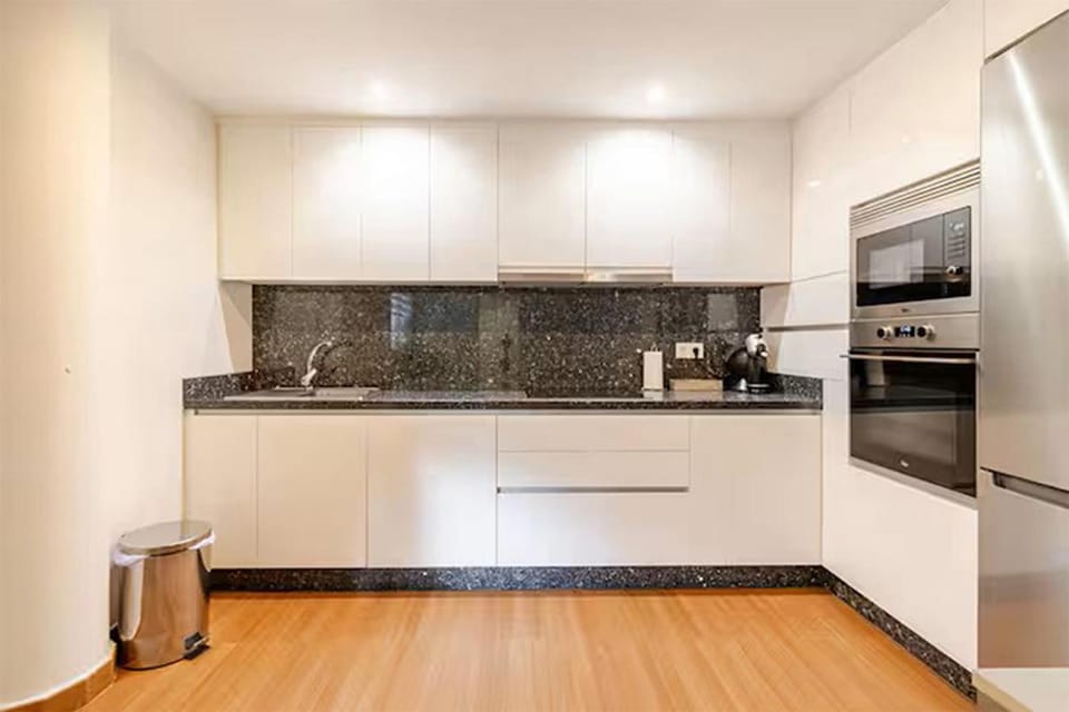 Coffee/tea facilities, Kitchen or kitchenette, oven, stove