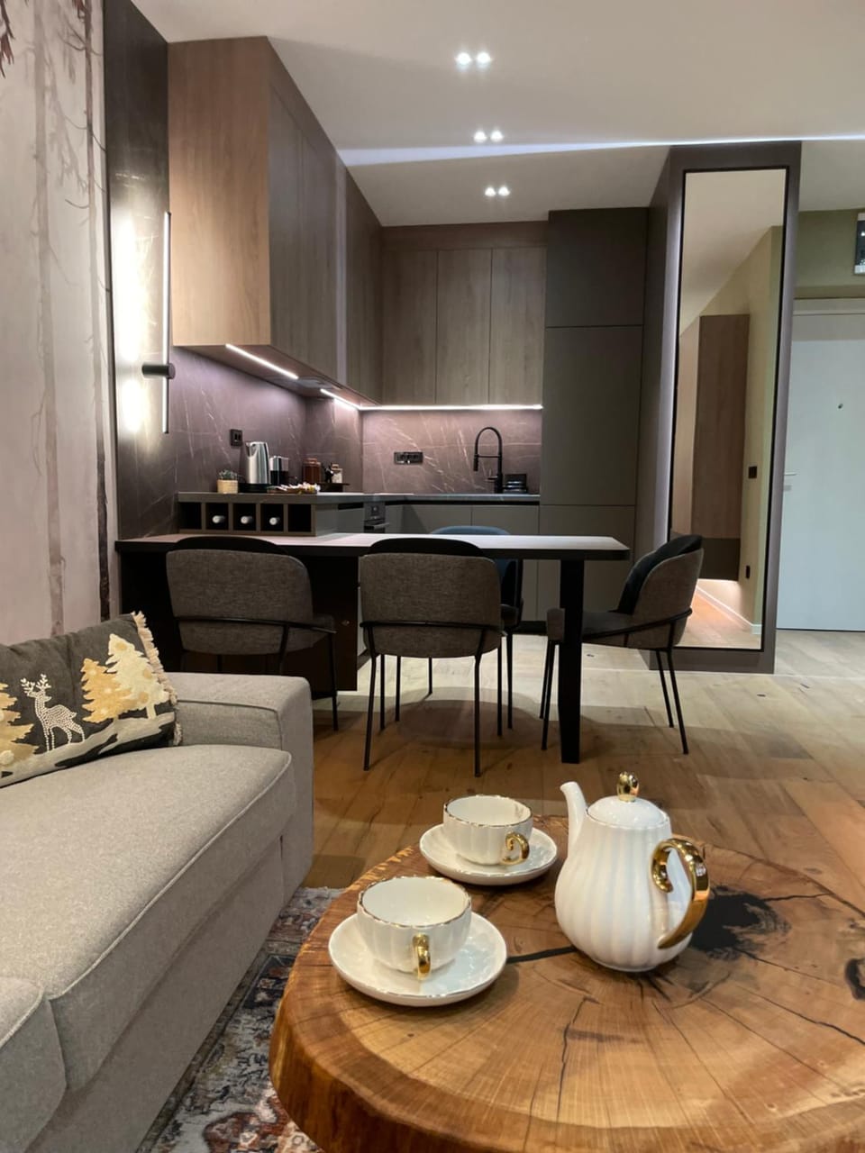 Coffee/tea facilities, Kitchen or kitchenette, Seating area, Dining area