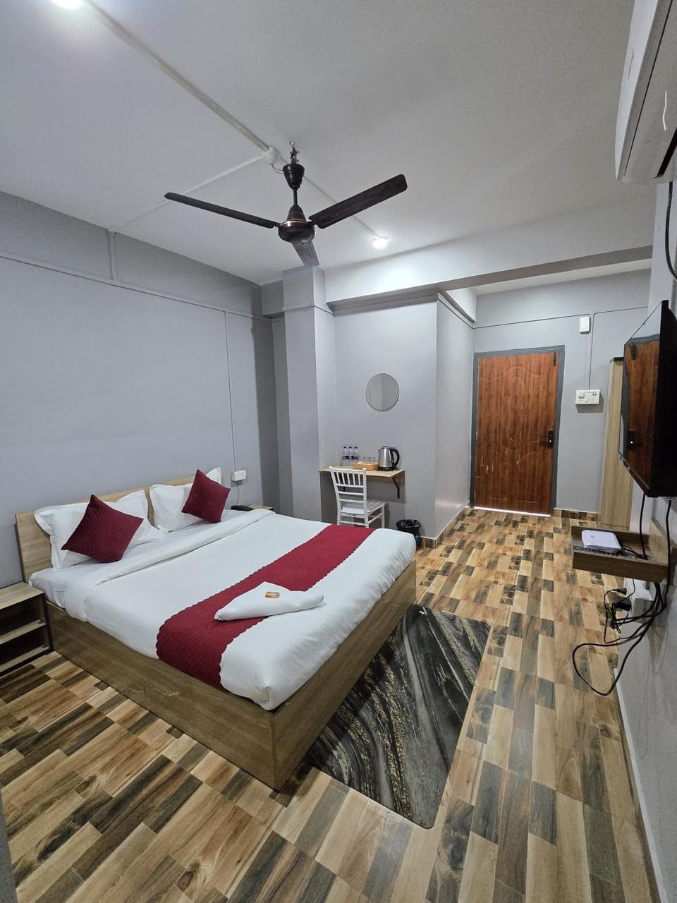 Bed, TV and multimedia, Photo of the whole room, Seating area, Bedroom, wardrobe