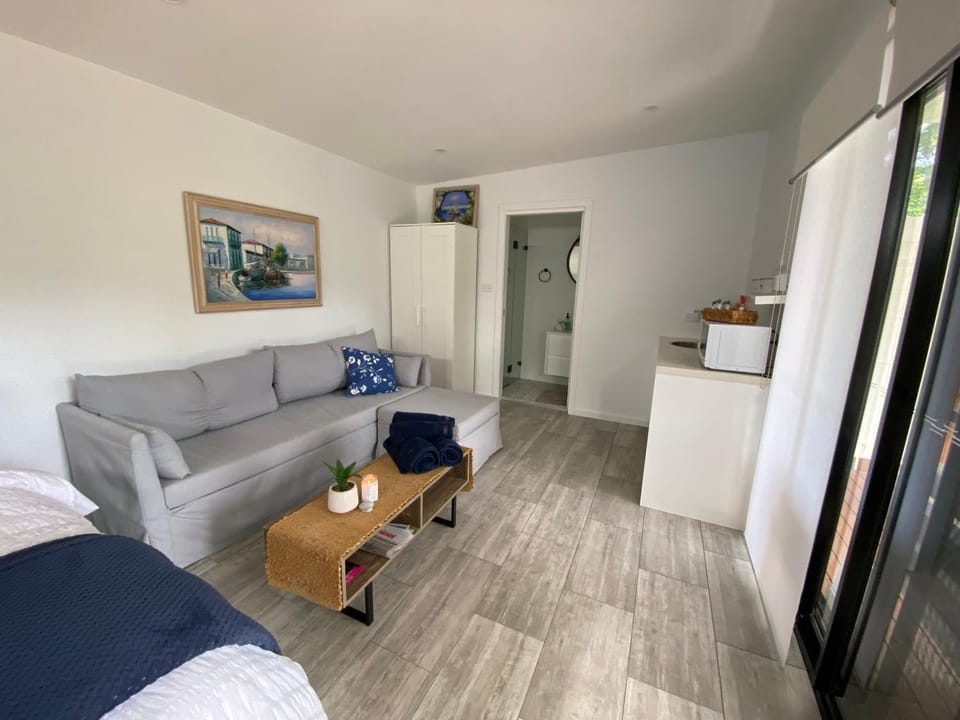 TV and multimedia, Kitchen or kitchenette, Living room, Seating area