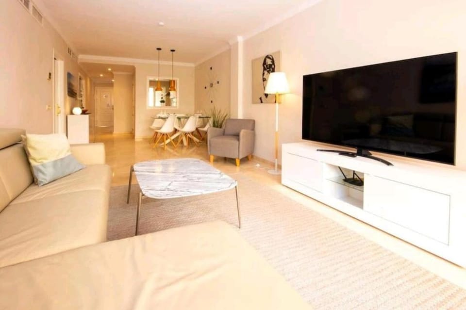 Modern apartment next to pool Apartment in Marbella