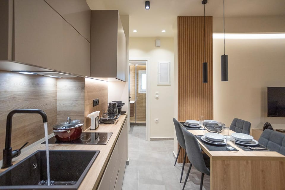 Kitchen or kitchenette, Dining area