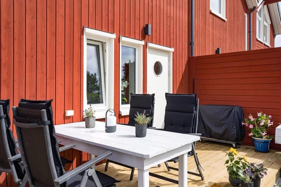 Property building, Day, Balcony/Terrace, Seating area