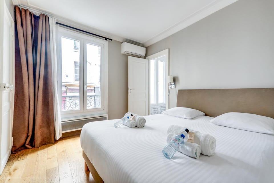 Bed, Photo of the whole room, Bedroom, towels, air conditioner