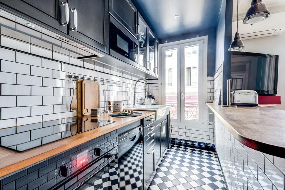 Kitchen or kitchenette, dishwasher, stove