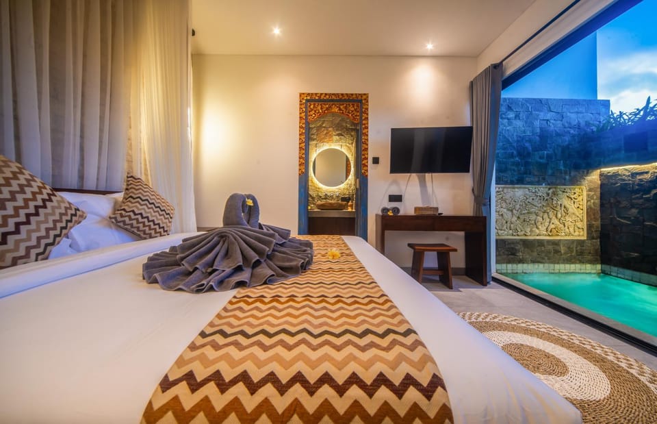 Bed, TV and multimedia, Bedroom, Pool view, towels