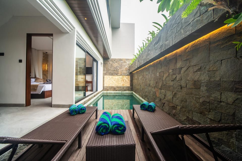 Seating area, Swimming pool, sunbed, towels