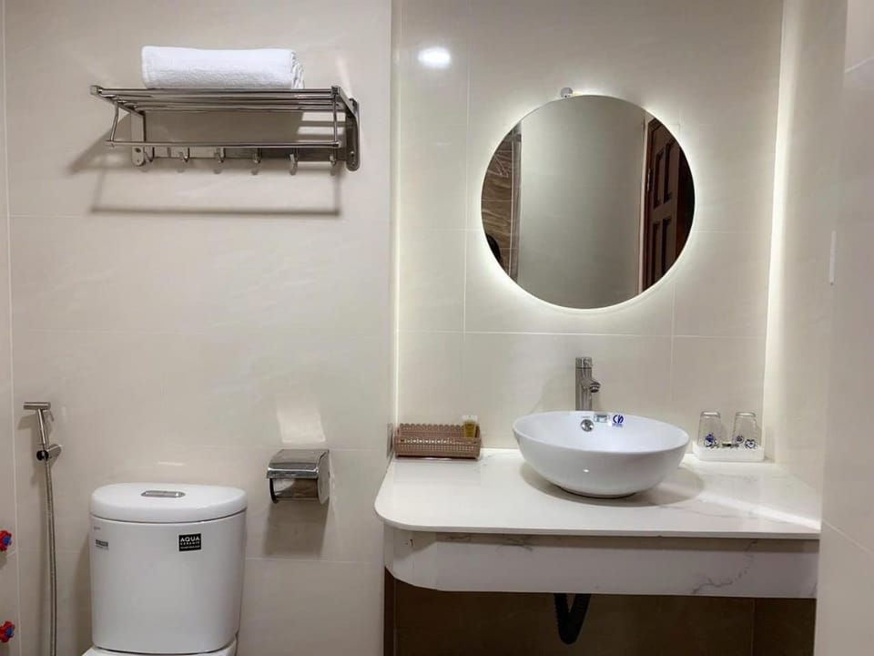 Shower, Toilet, towels