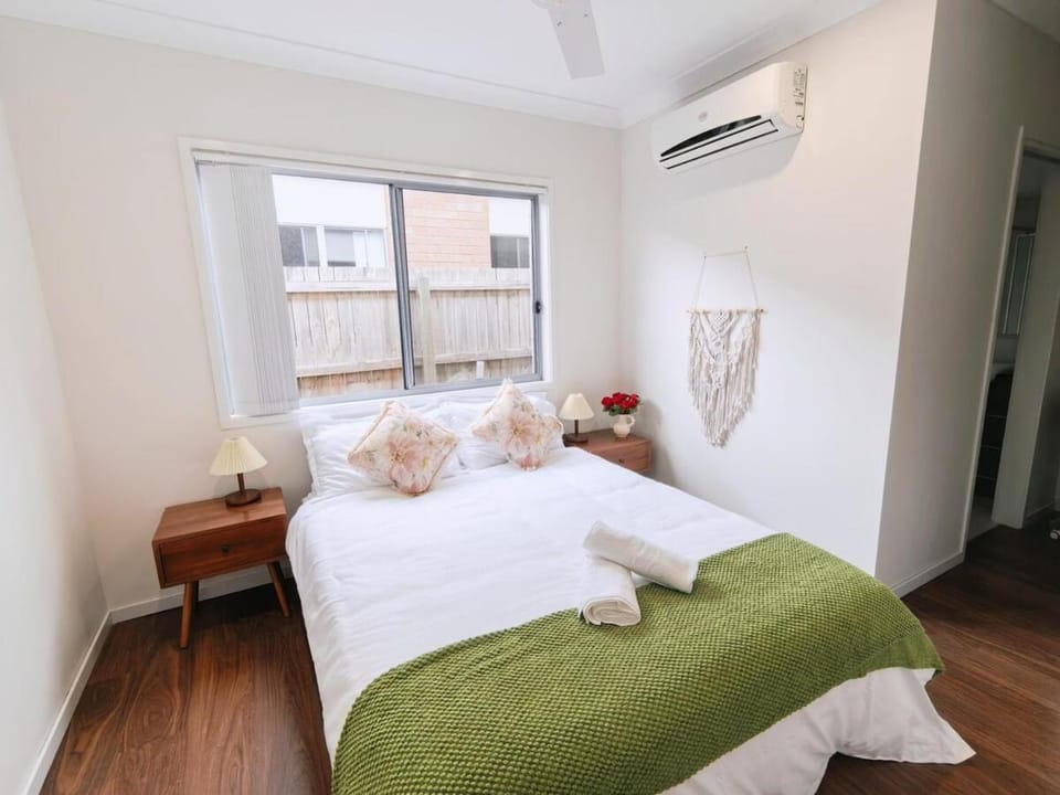Bed, towels, air conditioner