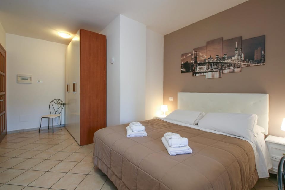Bed, Photo of the whole room, Bedroom, towels