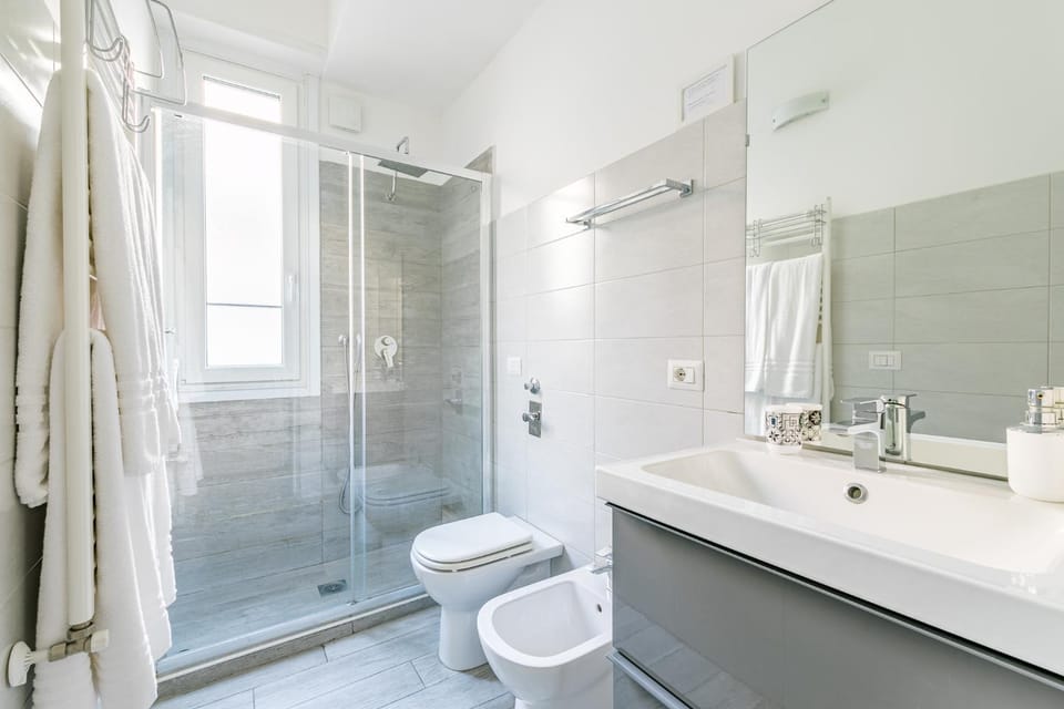 Shower, Toilet, Bathroom, bidet, towels