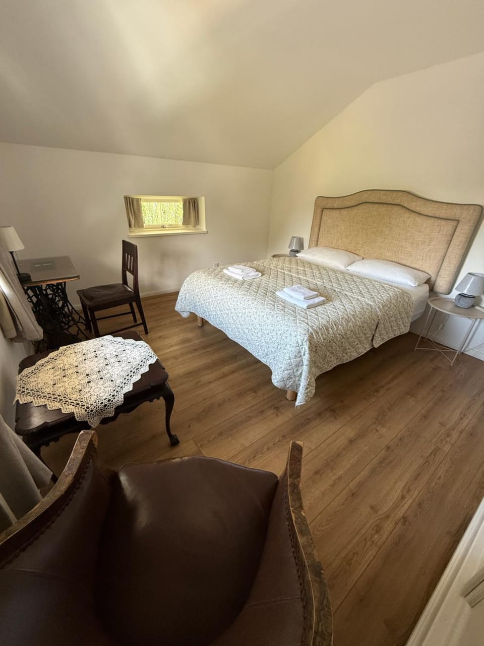 Bed, Photo of the whole room, Seating area, Bedroom