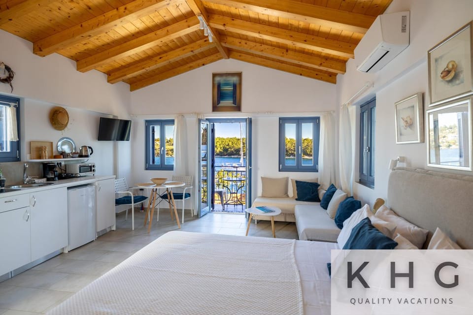 Three properties Art House, Top floor open plan studio, Open plan Art studio with front yard in Fiskardo Apartment in Fiskardo