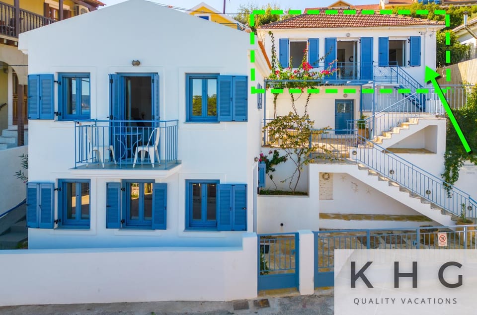 Three properties Art House, Top floor open plan studio, Open plan Art studio with front yard in Fiskardo Apartment in Fiskardo