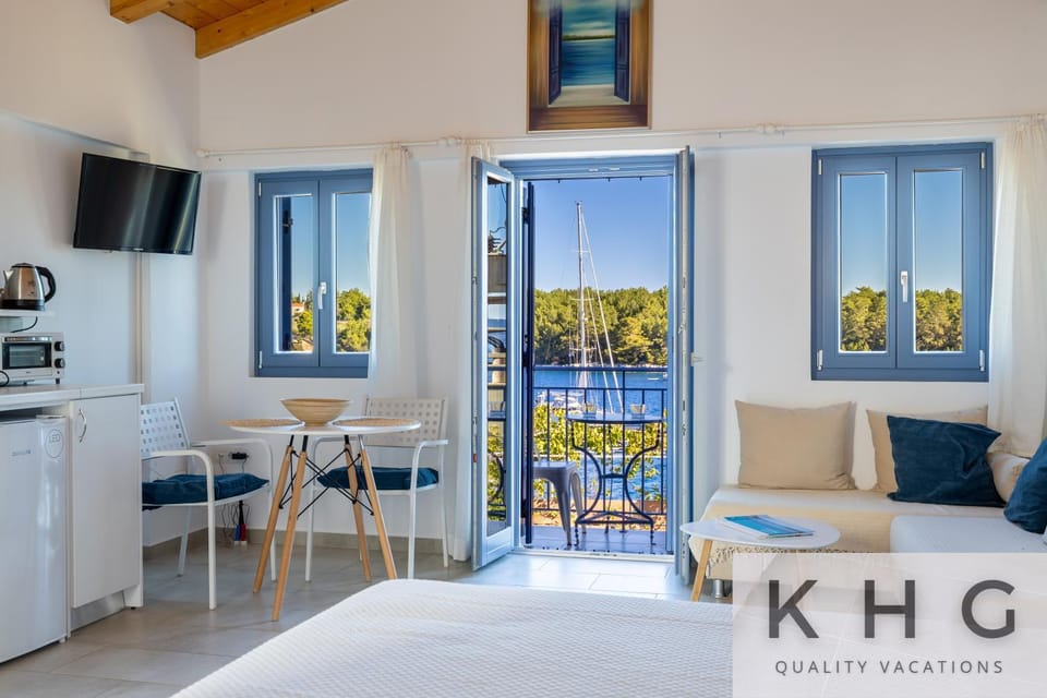 Three properties Art House, Top floor open plan studio, Open plan Art studio with front yard in Fiskardo Apartment in Fiskardo