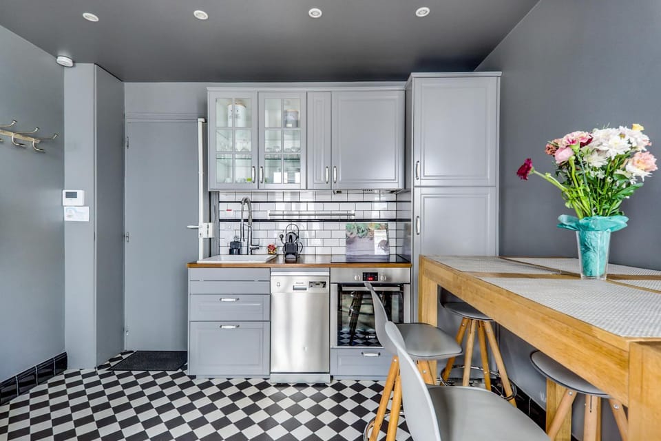 Kitchen or kitchenette, dishwasher, oven