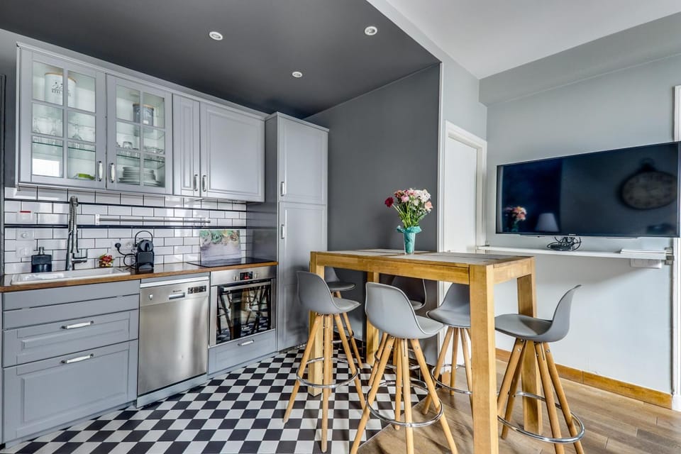 Dining area, dishwasher, minibar, oven, stove