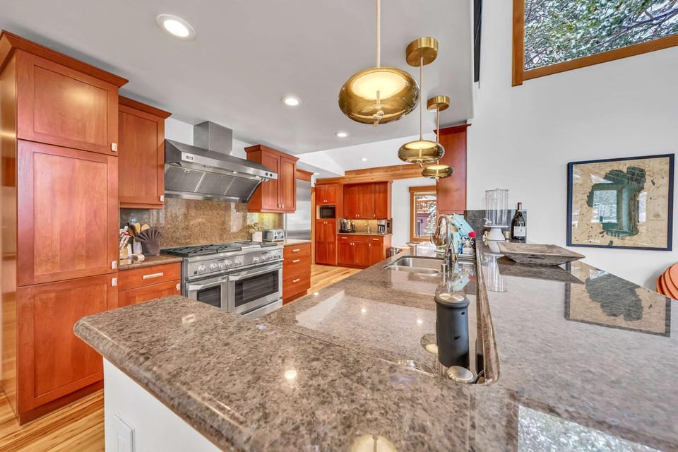 Stunning Mountain Gem with Hot Tub Near Palisades House in Palisades Tahoe (Olympic Valley)