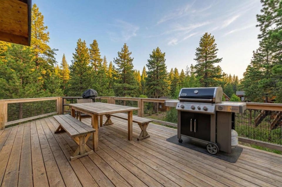 Stunning Mountain Gem with Hot Tub Near Palisades House in Palisades Tahoe (Olympic Valley)