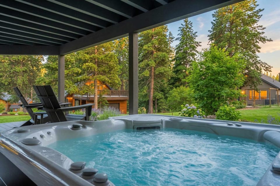 Stunning Mountain Gem with Hot Tub Near Palisades House in Palisades Tahoe (Olympic Valley)