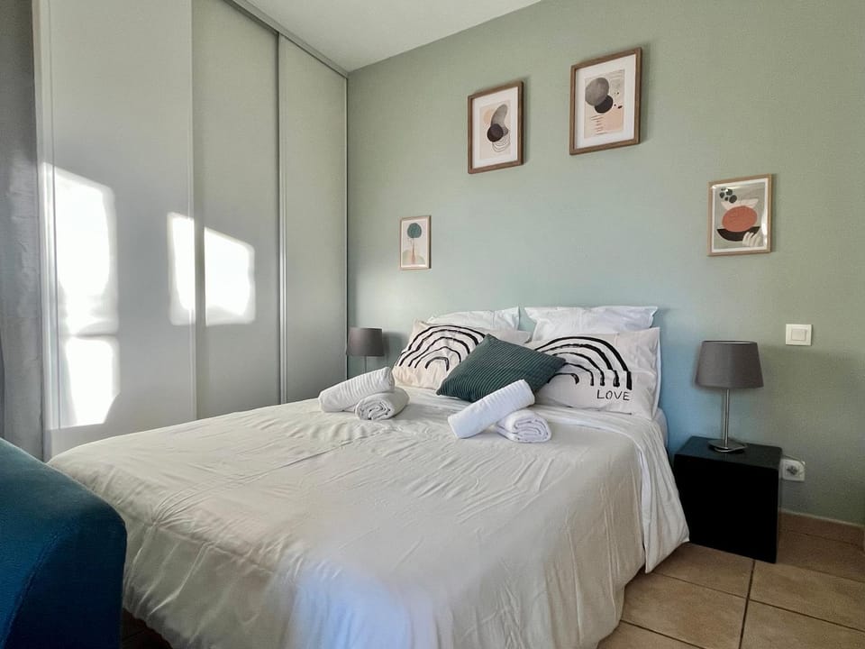 Bed, TV and multimedia, Photo of the whole room, heating, internet, storage