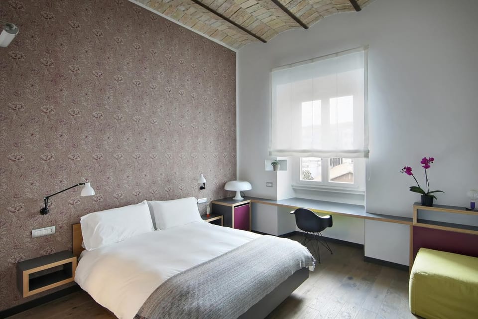 Photo of the whole room, Bedroom, Street view