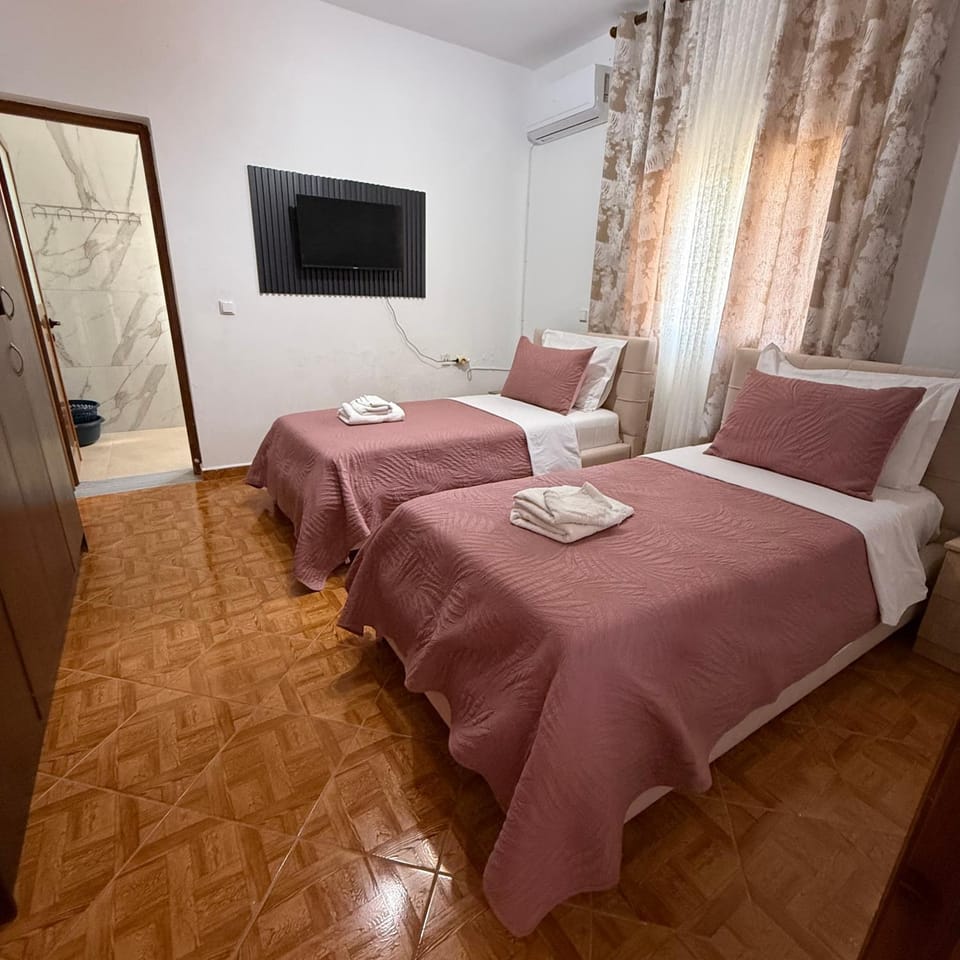 Bed, TV and multimedia, Photo of the whole room, Bedroom, towels