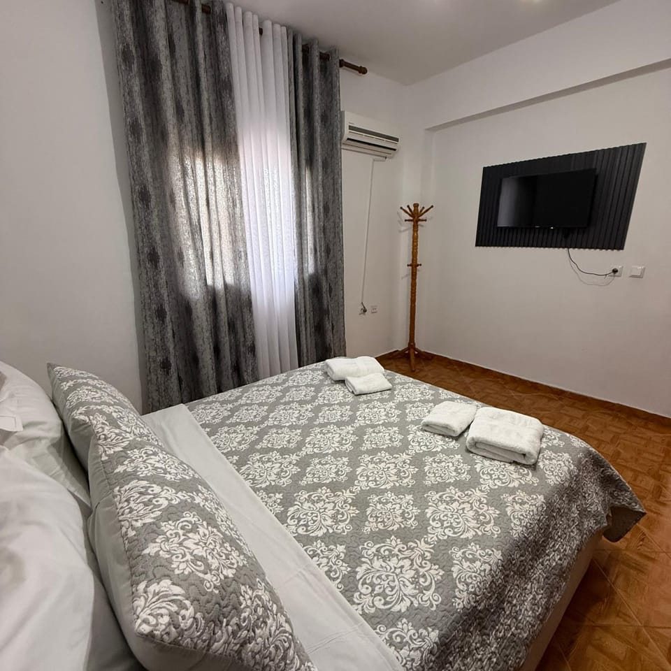 Bed, TV and multimedia, Photo of the whole room, Bedroom, towels, air conditioner