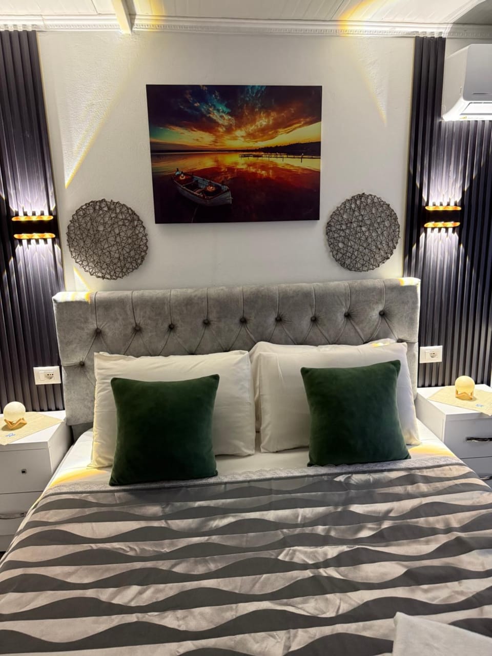 Bed, Living room, Photo of the whole room, Seating area, Bedroom