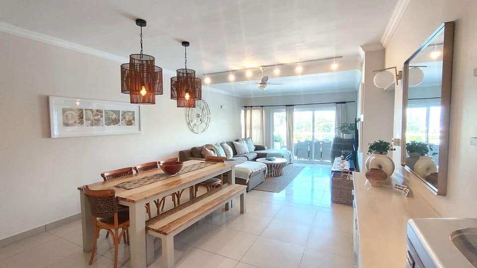 TV and multimedia, Seating area, Dining area