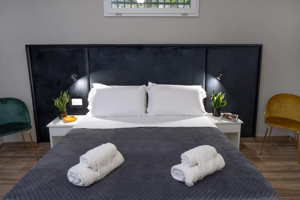 Bed, Photo of the whole room, Bedroom, towels