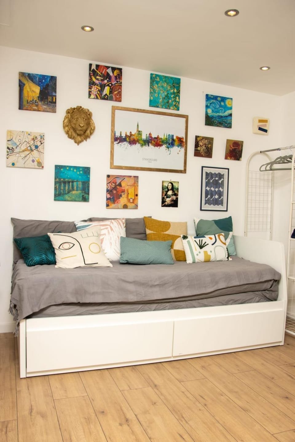 Bed, Living room, Bedroom