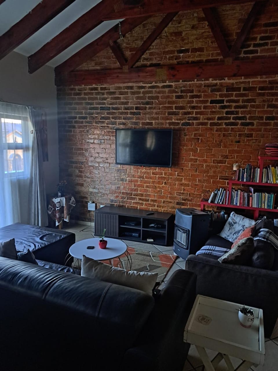 Lovely 1-bedroom in secure complex with pool Vacation rental in Johannesburg