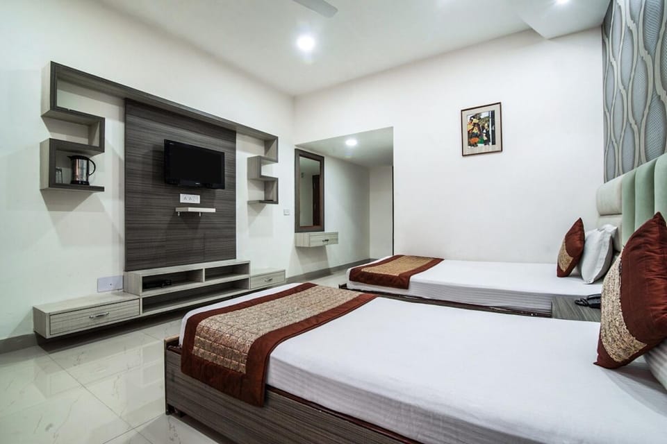 Bed, TV and multimedia, View (from property/room), Photo of the whole room, Bedroom, air conditioner