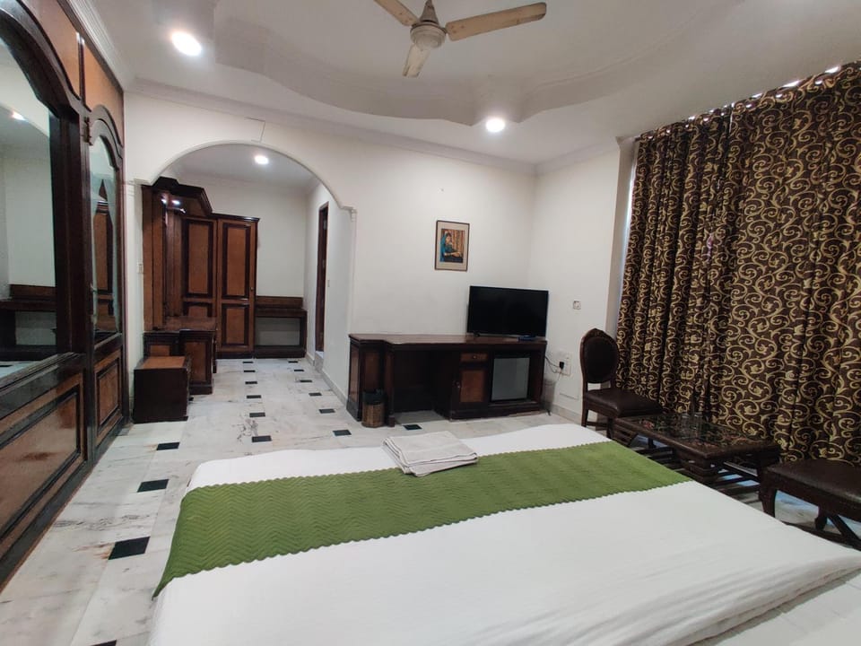 Communal lounge/ TV room, Bed, TV and multimedia, Photo of the whole room, Bedroom, air conditioner