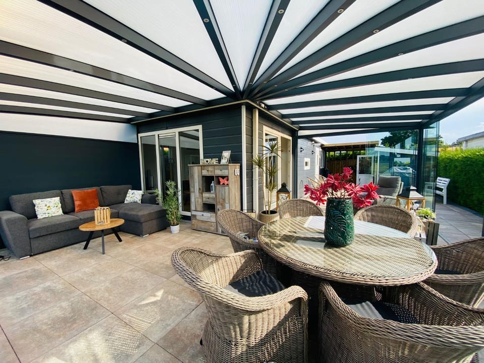 LuxChalet Ferienhaus ELLA mit Aussicht auf die Ijssel im Ferienpark mit Pool und Strand Holland Niederlande House in Gelderland, Netherlands