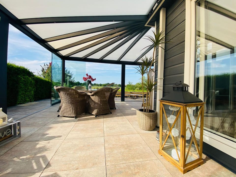 LuxChalet Ferienhaus ELLA mit Aussicht auf die Ijssel im Ferienpark mit Pool und Strand Holland Niederlande House in Gelderland, Netherlands