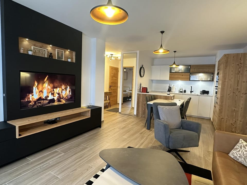TV and multimedia, Living room, Decorative detail, Seating area