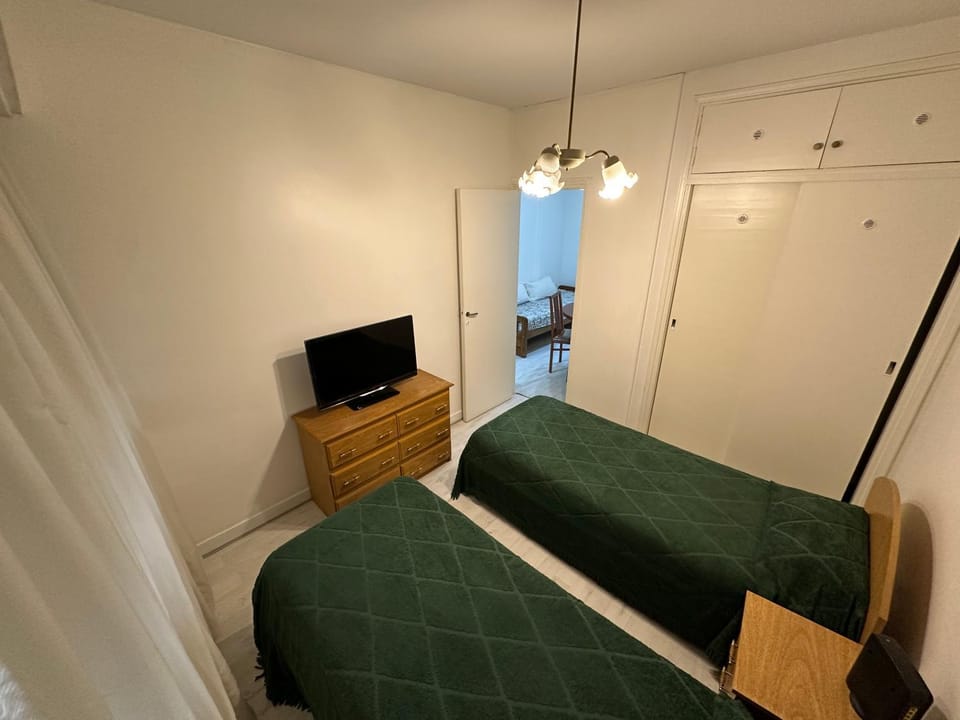 Bed, TV and multimedia, Bedroom