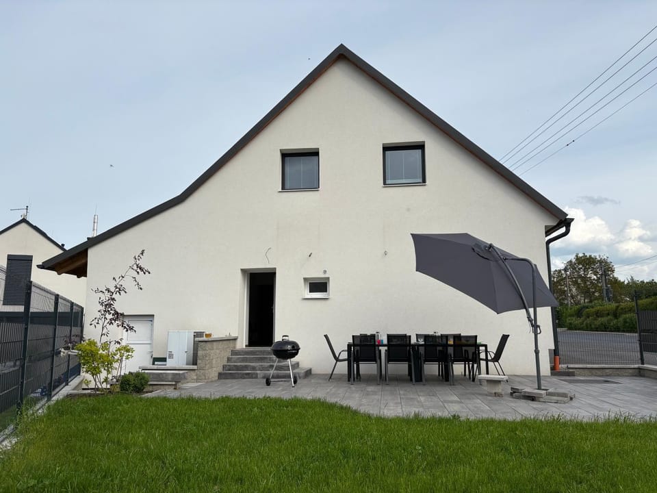 Property building, Facade/entrance, BBQ facilities, Garden, Balcony/Terrace, Seating area, Garden view