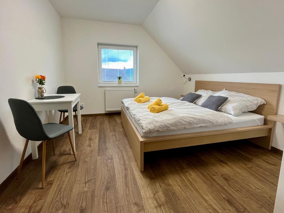 Bed, Photo of the whole room, Seating area, Bedroom, towels