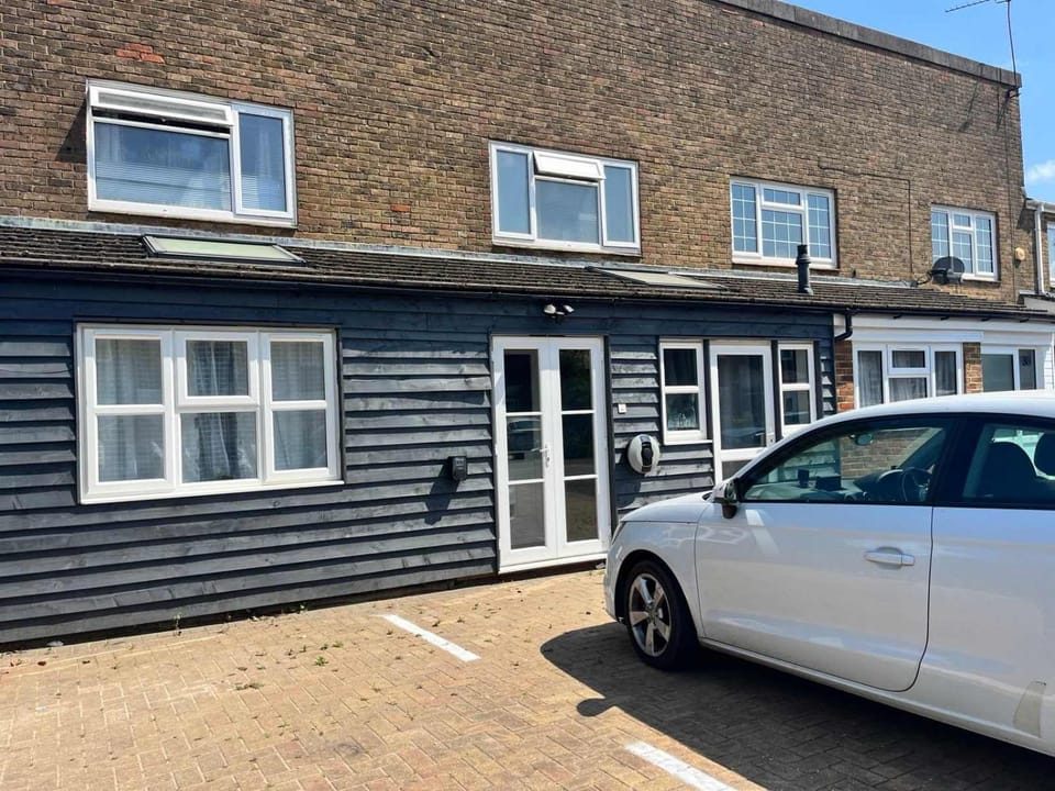 Property building, Neighbourhood, Street view, Location, Parking