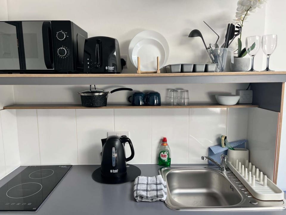 Coffee/tea facilities, Kitchen or kitchenette, stove, toaster